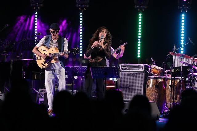 Il gruppo in concerto con percussioni