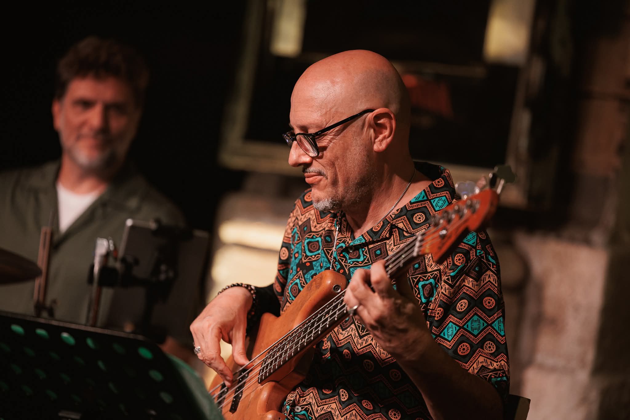 Bassista durante l'esibizione